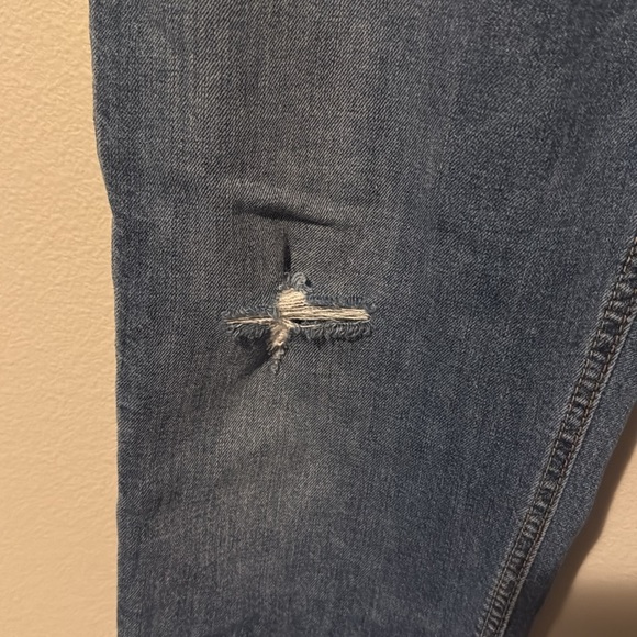 Silver Jean Co Avery Slim Crop W 31 L 25 Medium Wash EUC Distressing - Picture 5 of 12